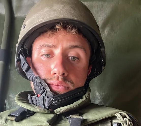 Fotografía donde se ve al compatriota Uziel Ismajovich con un uniforme militar y casco asegurado en la cabeza.