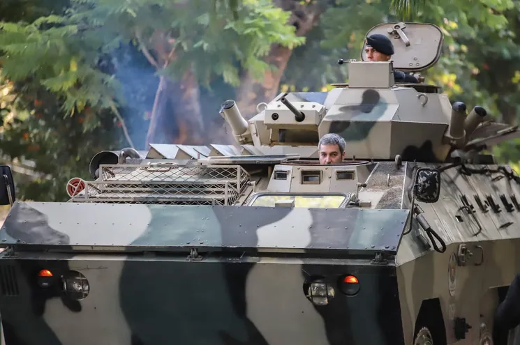 El presidente Mario Abdo Benítez conduciendo un tanque de las Fuerzas Armadas.