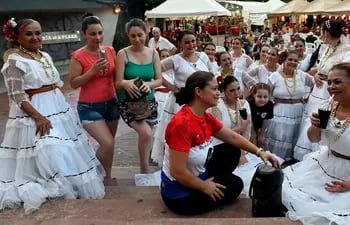El Día Nacional del Tereré, en homenaje a la refrescante y tradicional infusión de yerba mate y agua helada condimentada con yuyos y raíces, fue celebrada ayer con varias actividades artísticas.