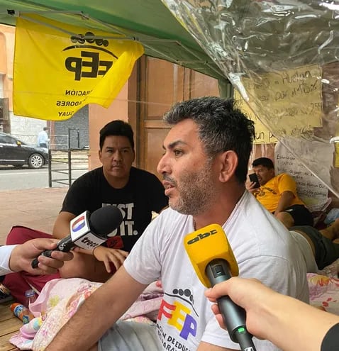 Silvio Piris, representante de la Federación de Educadores del Paraguay. El maestro es uno de los que se encuentran en huelga de hambre para exigir aumento del 16% desde este mes.