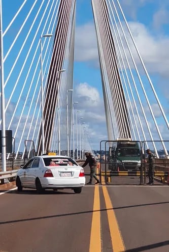 Una patrulla de Gendarmería argentina instaló un vallado en el límite fronterizo, sobre el puente internacional San Roque González de Santa Cruz.