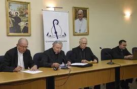 mons-ariotti-explica-la-comunicacion-de-la-santa-sede-lo-acompanan-a-su-derecha-el-arzobispo-valezuela-y-a-su-izquierda-mons-joaquin-robledo-y-el-202551000000-1601307.jpg