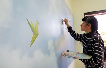 adriana-villagra-pintando-una-de-las-obras-que-se-expondran-hoy-en-el-centro-cultural-citibank--203845000000-1647058.jpg