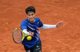 El tenista paraguayo Adolfo Daniel Vallejo en el partido de los cuartos de final del ATP Challenger Tour Santa Fe, en Argentina.