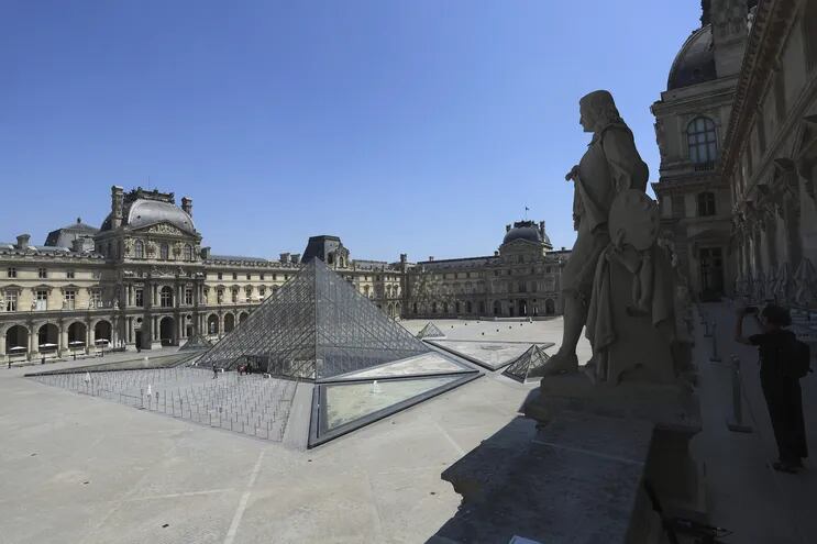 Vista del Museo del Louvre de París, que albergará una exposición de obras ucranianas pertenecientes al museo Khanenko de Kiev, uno de los afectados por la guerra.