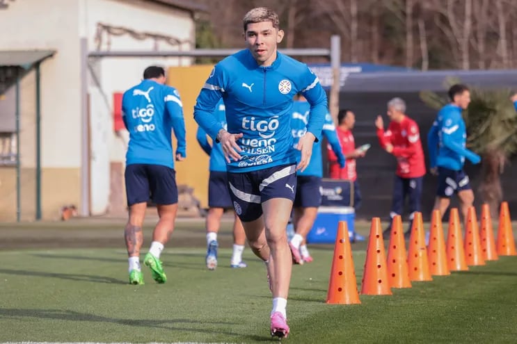 Julio Enciso, futbolista de la selección de Paraguay, en un entrenamiento del plantel en la ciudad de Sochi, Rusia.
