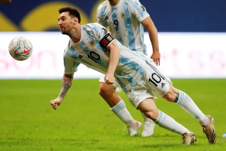 Lionel Messi de Argentina en acción contra Paraguay, durante un partido por el grupo A de la Copa América en el estadio Mané Garrincha de Brasilia (Brasil).