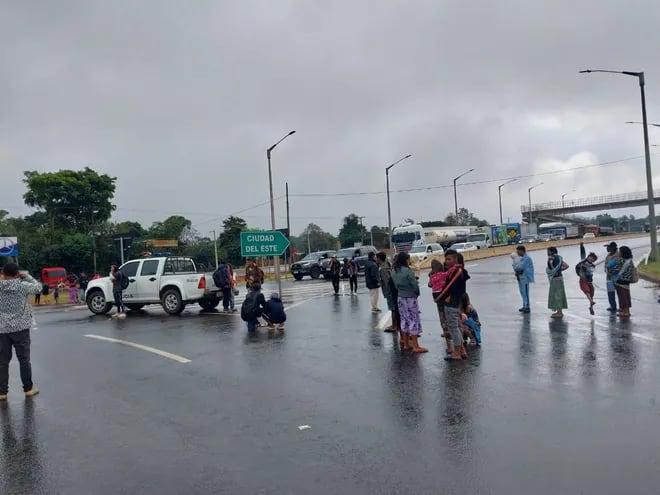 Los nativos cerraron por varios minutos la Ruta PY02 que cruza por la ciudad de Caaguazú.