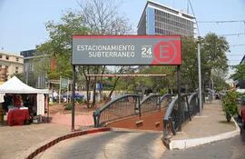 La empresa contratada para explotar el estacionamiento de la Plaza de la Democracia es Vector y Asociados SA, de Luis Fernando Dumot, que ganó la licitación en 1993. La adjudicación fue por 27 años.