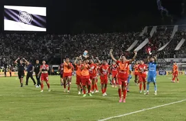 Los jugadores del Sportivo Ameliano festejan el triunfo sobre Olimpia en un partido por el torneo Apertura 2024 del fútbol paraguayo en el estadio Osvaldo Domínguez Dibb, en Asunción.
