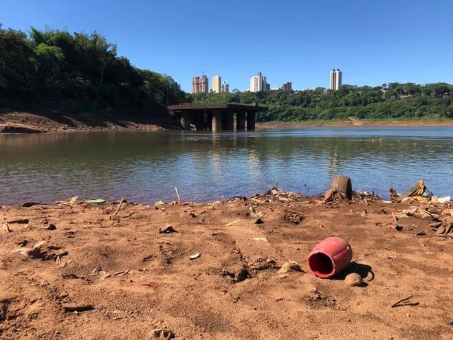 Basuras de todo tipo emergen en la costa del río Paraná en la zona de  Presidente Franco.