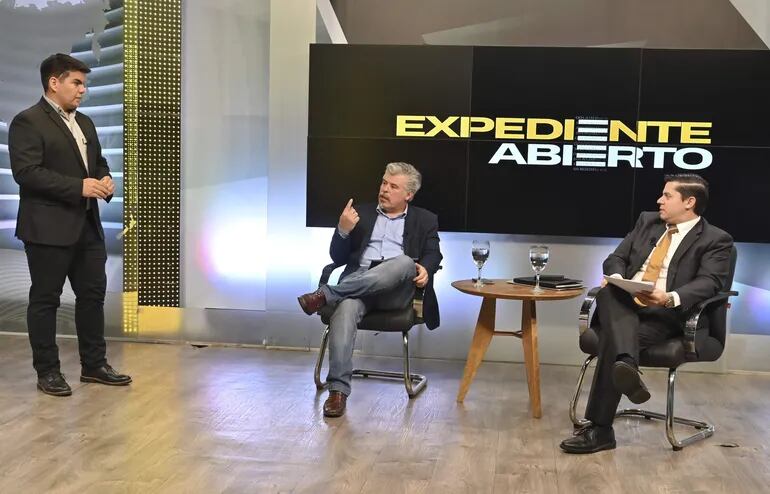 Arnaldo Giuzzio, exministro del Interior, y el abogado Guillermo Duarte Cacavelos, anoche en el programa Expediente Abierto de ABC TV.