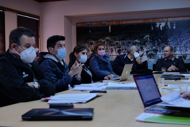 Camilo Pérez (d) en una reunión de los organizadores de los Juegos Odesur Asunción 2022.