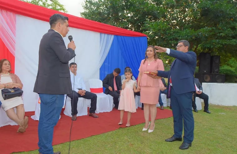 Momento del juramento del nuevo intendente de Borja, Javier Silvera acompañado de su esposa Milena Alonso.