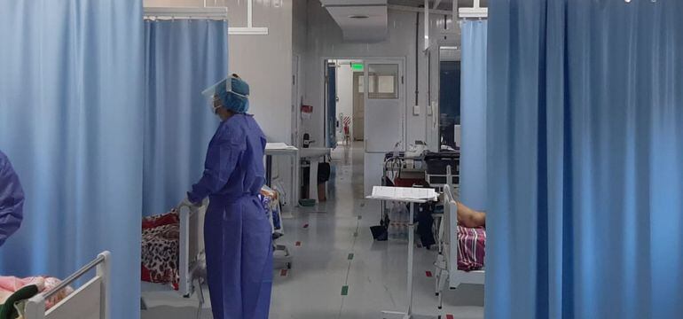 Las salas de terapia del Hospital Nacional están colapsadas ante el progresivo aumento de los casos graves de covid-19.