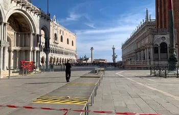 La policía evacuó y acordonó la plaza San Marcos, en Venecia, al encontrar unas maletas abandonadas. Eran de unos turistas chinos que las dejaron allí para poder salir a pasear.