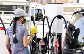 Desde hoy, los precios de los combustibles de Petropar registrarán un incremento en promedio de G. 400 el litro.