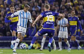 Nicolás Valentini (d) de Boca disputa un balón con Agustín Almendra de Racing hoy, en un partido de los cuartos de final de la Copa Libertadores entre Boca Juniors y Racing en el estadio La Bombonera en Buenos Aires (Argentina).