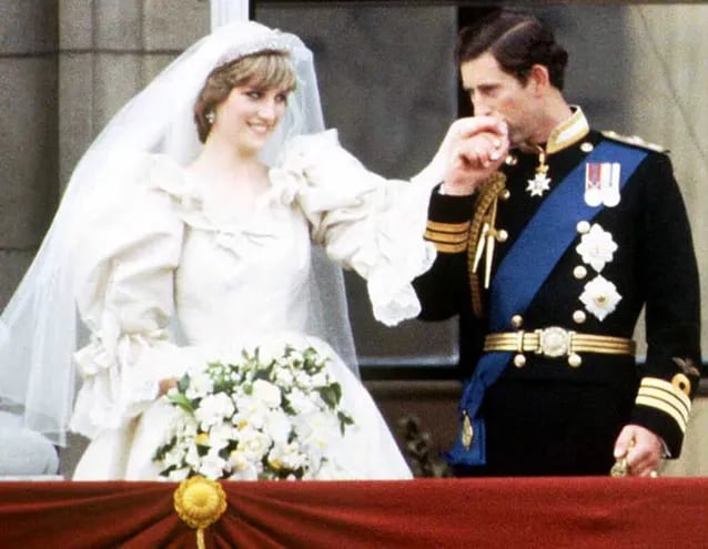 Lady Di Diana Spencer y el Príncipe Carlos el día de su boda.