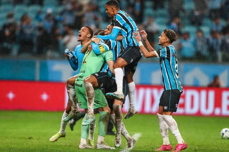 Los futbolistas de Gremio celebran el triunfo por penales contra Bahía en los cuartos de final de la Copa de Brasil en el estadio Arena do Gremio, en Porto Alegre, Brasil.