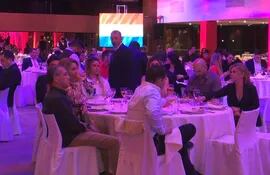 Participantes de la cena organizada para recaudar fondos para la candidatura de Óscar "Nenecho" Rodríguez, en el Yacht y Golf Club. Cada lugar en la mesa costaba G. 5 millones.