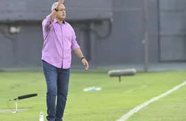 El paraguayo Francisco Arce, entrenador de Olimpia, ene le partido contra Guaraní por la quinta fecha del torneo Clausura 2023 del fútbol paraguayo en el estadio Defensores del Chaco, en Asunción.