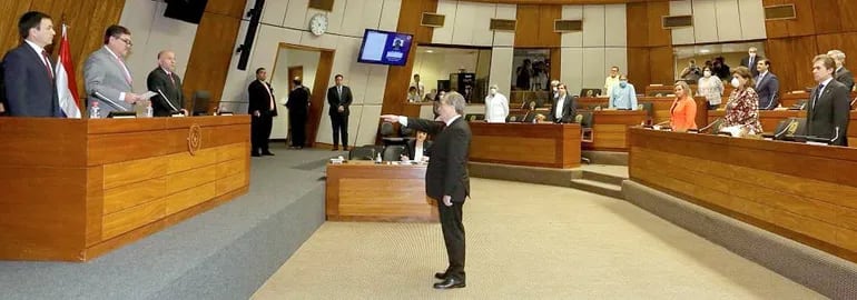 Eugenio Jiménez Rolón, durante su juramento ante el Senado, el pasado miércoles.
