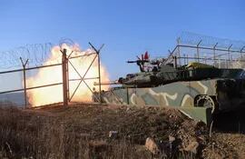 Un tanque surcoreano dispara durante un ejercicio militar en la isla de Baengnyeong, este viernes.