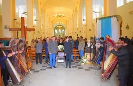 Al son de las arpas despidieron al artista guaireño Félix Duarte, al termino de la misa en la Catedral de Villarrica.