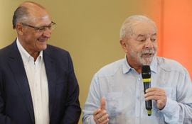 Lula da Silva (d) habla durante la reunión de hoy, en Sao Paulo, con su antiguo rival político Geraldo Alckmin. (AFP)