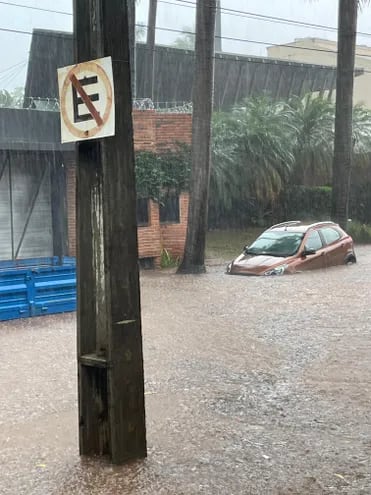 Raudales en Asunción, durante la lluvia de este jueves.