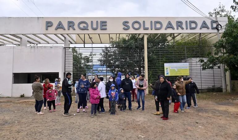 Las familias se turnan para hacer vigilia frente al Parque Solidaridad porque no quieren que se forme un asentamiento.