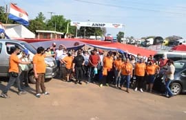 Trabajadores informales de frontera bloquean el acceso a las instalaciones de la ANNP en el puente Encarnación-Posadas, por tiempo indefinido.