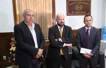 El exsenador y exmiembro del JEM Jorge Oviedo Matto junto a los abogados Álvaro Arias, luego de presentar la acusación contra una fiscala y un defensor público.