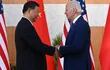 El presidente de EE.UU., Joe Biden (d) y el gobernante chino, Xi Jinping (i) se saludan durante un encuentro en el marco del G20, en Bali, Indonesia.  (AFP)