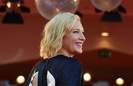 Cate Blanchett en la alfombra roja del Festival de Cine de Venecia.