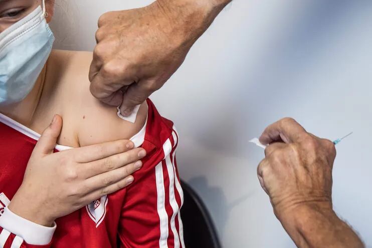 Un niño de 11 años recibe la vacuna contra el Covid-19 en el centro de vacunación de Amager, Dinamarca.