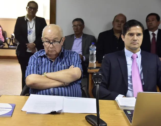 Dr. Miguel Óscar Bajac, exministro de la Corte Suprema de Justicia, y el abogado Raúl Caballero en la sala de juicios orales.