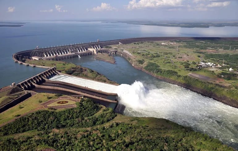 Foto aérea actual de la Central Hidroeléctrica Itaipú, con la apertura de compuertas del vertedero.