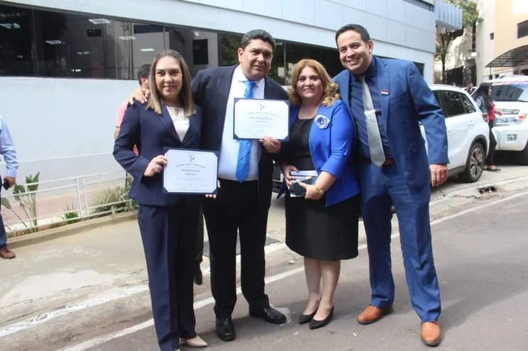 Diputada Dalia Estigarribia (i), diputado  Marcelo Salinas, su esposa,  la intendenta de M.R. Alonso, Carolina Aranda, y el gobernador de Central, Ricardo Estigarribia.