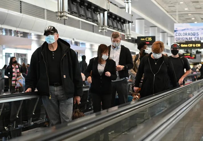 Viajeros en el aeropuerto internacional de Denver, Colorado (EE.UU.).