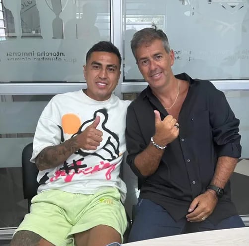 Darío Lezcano, con el agente de futbolistas y geranciador de Tacuary, Regis Marques.