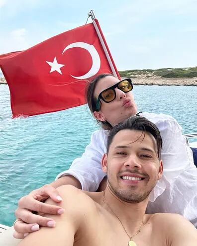 Óscar Romero y Jani González paseando en yate por el Mar Egeo, en Turquía.