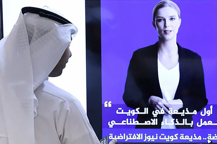 Kuwait da un paso al frente con la inteligencia artificial al crear una presentadora de noticias virtual. Su nombre es Fedha. (AFP)