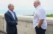 El presidente ruso, Vladimir Putin (izquierda), y el presidente bielorruso, Alexander Lukashenko. El presidente ruso, Vladimir Putin, ha confirmado este viernes el despliegue de una primera batería de armas nucleares tácticas en Bielorrusia, si bien ha destacado que “no ve necesidad de usarlas”, al menos de momento.
