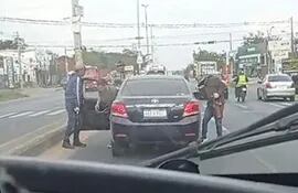 Un automovilista filmó a través de su teléfono celular el momento del asalto concretado esta tarde en plena ruta Transchaco, cerca del puente Remanso.