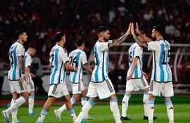 Los jugadores de Argentina celebran contra Indonesia durante el partido amistoso de fútbol entre Indonesia y Argentina en Yakarta, Indonesia, el 19 de junio de 2023.