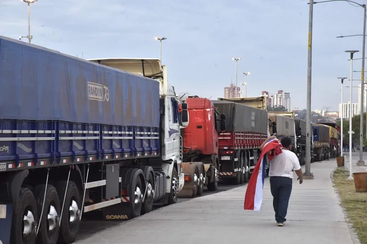 Camioneros en la Costanera de Asunción.