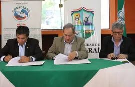 El senador Blas Lanzoni  y el intendente  Fernando Negrete firmaron el convenio.