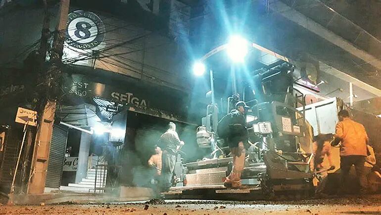 Las obras de recapado asfáltico se ejecutaron anoche en algunos sectores de la zona comercial de Ciudad del Este.